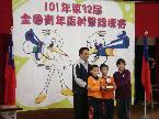 空氣手槍團體冠軍頒獎給選手