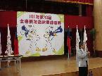 理事長贈禮物與校長合照